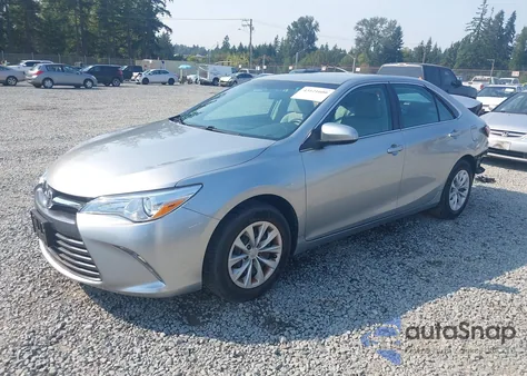 2015 Toyota Camry Le z USA, uszkodzony, nr VIN 4T1BF1FK8FU945071